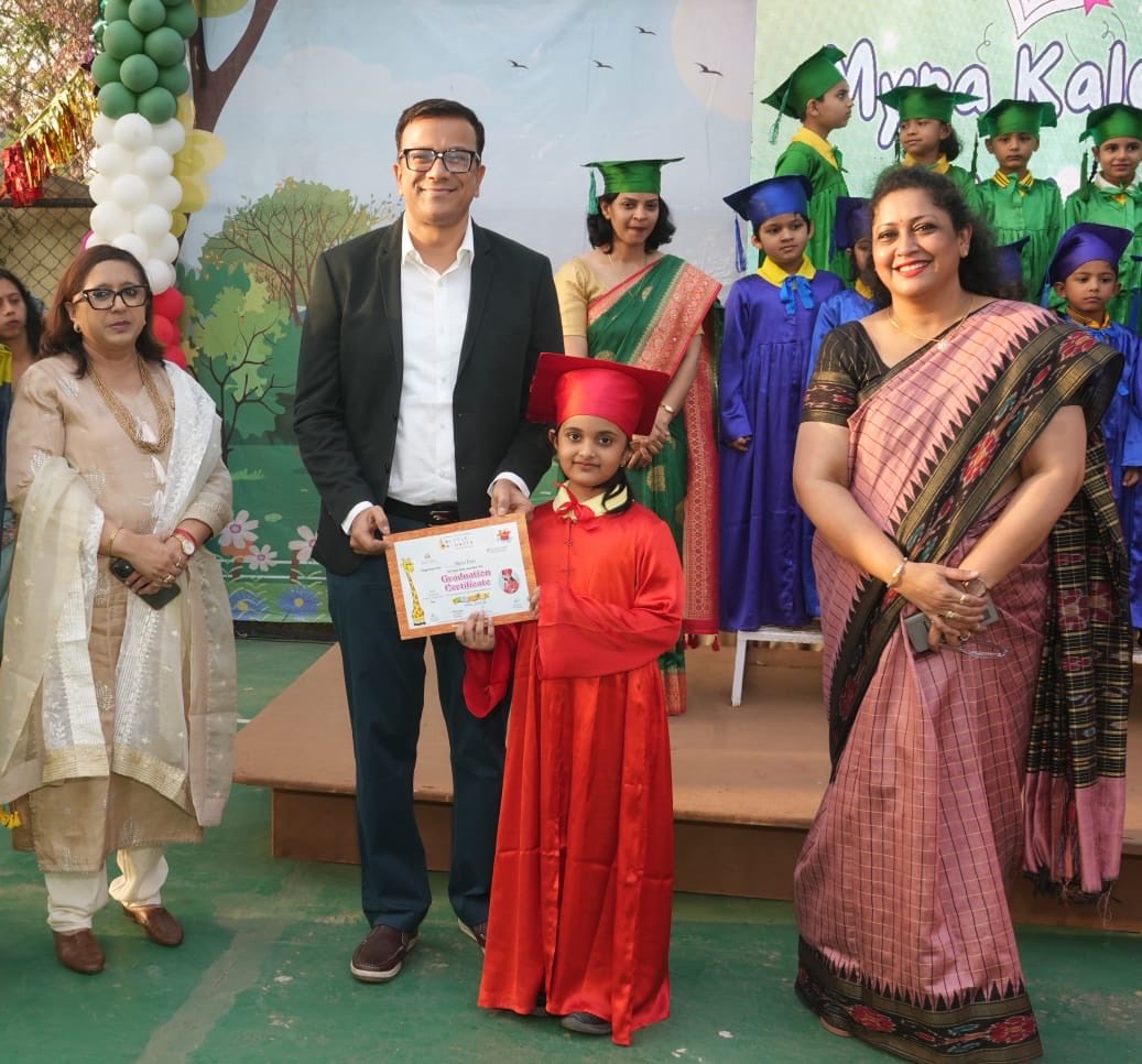 🎓 Honoured to be the Chief Guest at the Graduation Ceremony of Little Wonders International School &amp; Wisdom High International School, Nashik — with my family by my side. What a day! 🧵👇