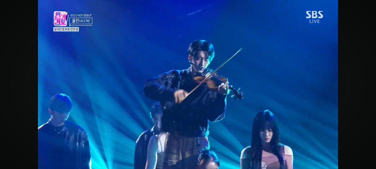 WWEKPOP's tweet image. #INKIGAYO UPDATE: @KEYVITUP_inkode IS DONE PERFORMING! THIS IS VERY GOOD FOR THESE BOYS IN THEIR DEBUT! 

NEXT IS #ALLN PLAYING A VIOLIN 🎻 

TUNE IN TO @kpop_sbs #INKIGAYO RIGHT NOW ON SBS 🚨