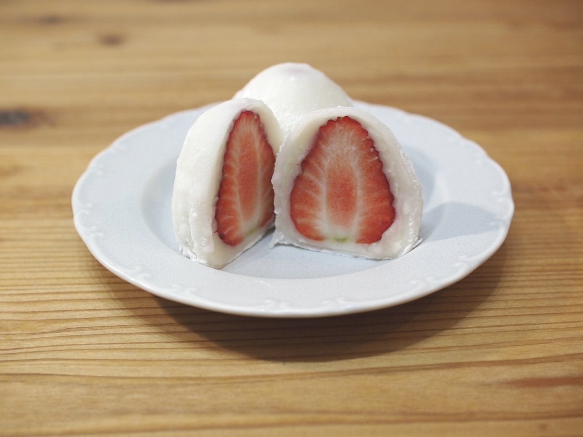 cinnamomin's tweet photo. 前シーズン最推しいちご大福の『菓子や彦一』さんに、先週(も)買い付けてきました😋
今シーズンは5月半ばごろまでとのこと、もう一度食べておきたいなと
(桜餅は2月に伺った時のです、塩気があって美味)

ほかのお店もだけど、今シーズンのいちご大福はもう終盤だから、食べたい人は急ごう！

https://t.co/m4pzWToNMC

#いちご大好き #いちご大福レビュー本