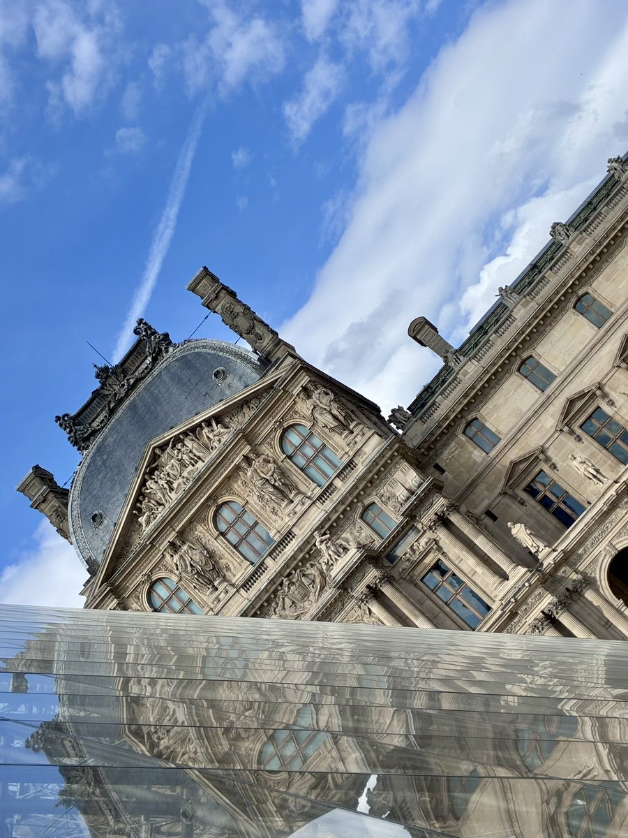 CQLouvreOpera's tweet photo. Silencieuse et résolument moderne, elle capture le passé sans l’étouffer. Un miroir d’eau vertical où l’histoire et la lumière se répondent en écho infini #ParisCentre https://t.co/LA4uZZwYnS