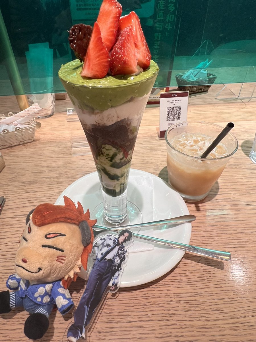 いちごの抹茶ティラミスパフェ🍓
春らしい☘️
ドリンクはミルクティー☕️