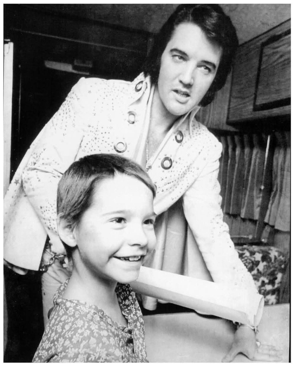 ON THIS DAY
April 19, 1972
Elvis performed at the Tingley Coliseum, Albuquerque, New Mexico. Meeting a young cancer patient before his show.
#Elvis #ElvisPresley #Elvistheking #Elvis1972 #ElvisHistory #Elvis2026