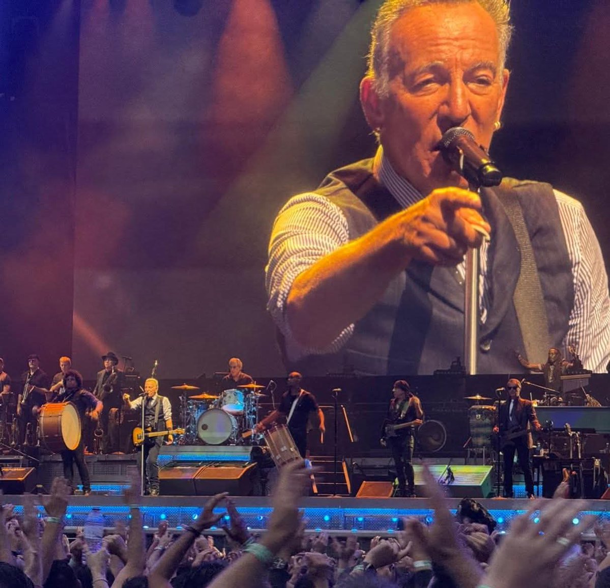 VLafora's tweet image. Hi tramps, happy #SpringsteenSunday 
to all #BS &amp;amp; #ESB friends. @springsteen 
📷📹 By @PaulApp0505 
Milan, 3 July 2025
"My Hometown", especial moment. 
dropbox.com/scl/fi/wwi5oh8…
@Mosqueter4 @BDoltri @ToonTravels @tommymcc321 @Paulhaider74 @dolphinhope13 @boss08victory @clock1258