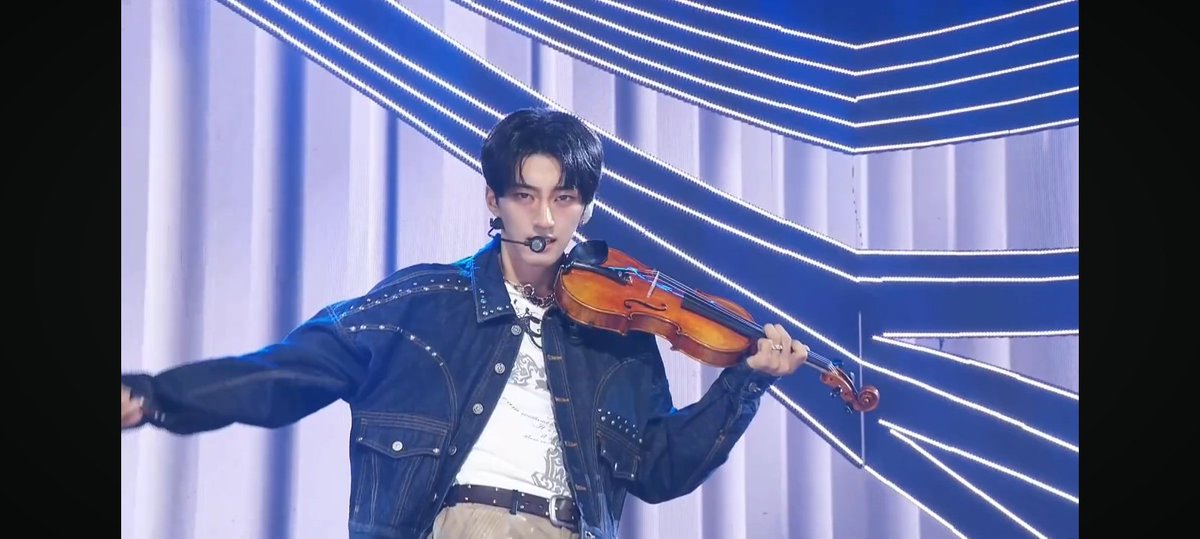 WWEKPOP's tweet image. #INKIGAYO UPDATE:

#ALLN IS DONE PERFORMING AND WHAT A WAY TO START THE FIRST HALF OF TODAY'S SHOW! 

WHAT A GUY 👌🎻👏

TUNE IN TO @kpop_sbs #INKIGAYO RIGHT NOW ON SBS 🚨