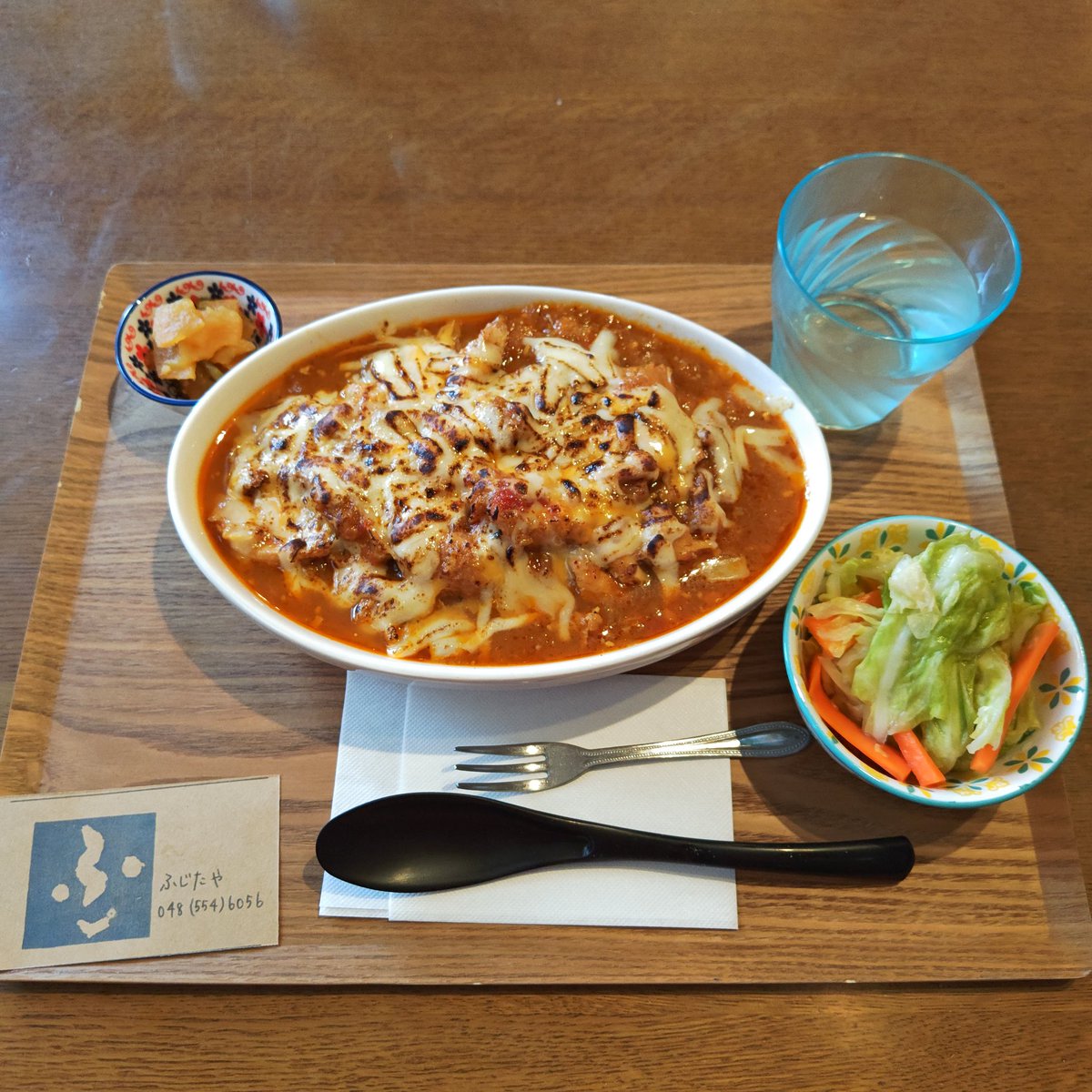 jyuJyFzFhi3Fn6t's tweet image. 「炙りチーズカレー」中盛中辛
今日の小鉢(キャベツ人参のピクルス)、唐揚げ

トマトペーストが入ったサラサラなカレールー
ホロホロでほぐせるチキンが沢山入っていて、量として十分ですね
唐揚げもあり鶏肉づくし😆
ピクルスはお口直し
お昼時は満席

ご馳走様でした！
#ふじたや #カレー #curry