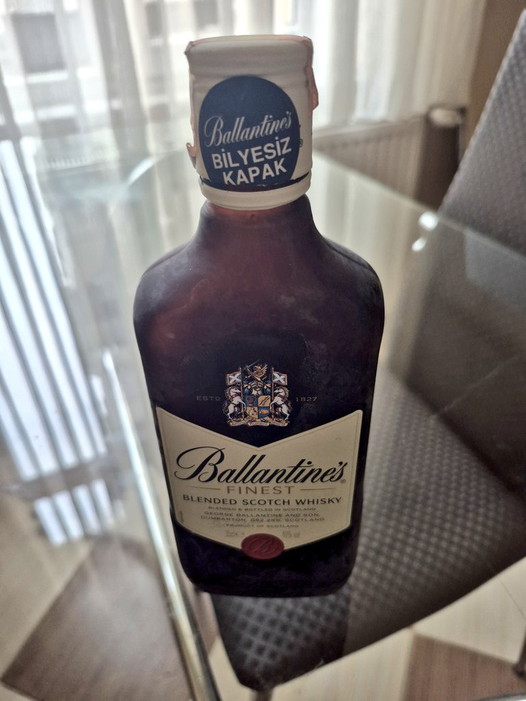 AytuncMerictan's tweet image. #Ballantine is a renowned brand of blended Scotch whisky produced by Chivas Brothers (Pernod Ricard) in Dumbarton, Scotland.
Known for its smooth, well-balanced, and affordable profile, it is made with over 40-50 malts and grains.
Key products include the flagship Finest. #Today