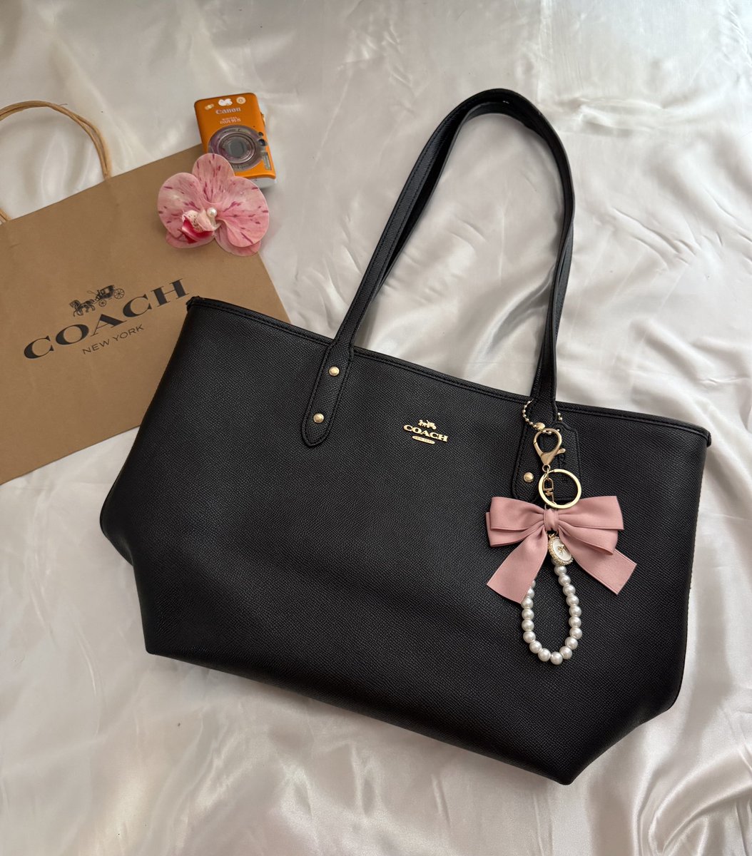 usedbyneri's tweet photo. 👜🖤 Coach Tote Zip 16 นิ้ว – All Black ใส่MacBook / iPad ได้สบายๆค่ะหนังเงาสวย  สายแข็งแรงมีร่องรอยการใช้งานทั่วไปสภาพดีมากสวยเลยค่ะใช้งานได้อีกยาวๆเลยค่ะเเท็กห้อยคู่ตัวครบค่ะ

🌷Price:1990 free shipping

#ส่งต่อกระเป๋า #ส่งต่อcoach #ส่งต่อlongchamp #ส่งต่อlongchampแท้ https://t.co/wiaern1c3R