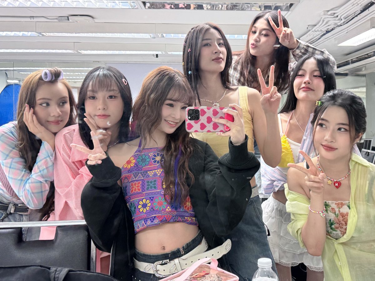 ตอนรู้ว่าจะโชว์ด้วยกันดีใจมากเลยแหละ แบบ อยู่ในchuang เราไม่เคยได้โชว์ด้วยกันเลย เพลงเดียวที่เต้นด้วยกันคือ summer dream เต้นแบบ79คน5555555 พอตอนเลือกเพลงก็แบบ อุ้ย มินดี้จะต้องเลือกเพลงแบบเท่ๆแน่เลย สรุปมินดี้บอก ก็ต้องsummer dreamป่ะพี่ อ่ะ โอเค จัดไป forever you are my summer