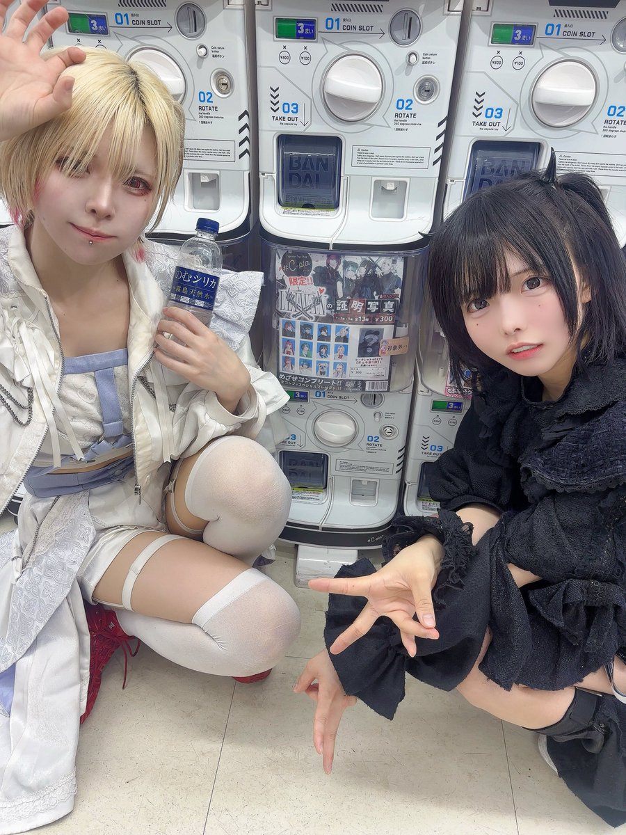 LEIWAN01's tweet image. 🤍🖤#LEIWAN証明写真ガチャ🖤🤍

#C-pla+ 小路2丁目店さんに
LEIWAN証明写真ガチャ発見❕👀

北海道のみんな
ガチャガチャしてね〜〜🤍

（今日のライブハウスの横にあるよ❕⛄️）