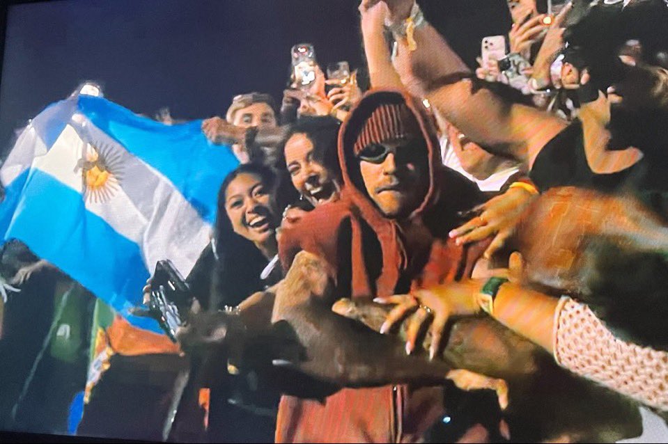 JUSTIN CON LA BANDERA ARGENTINA, AURA