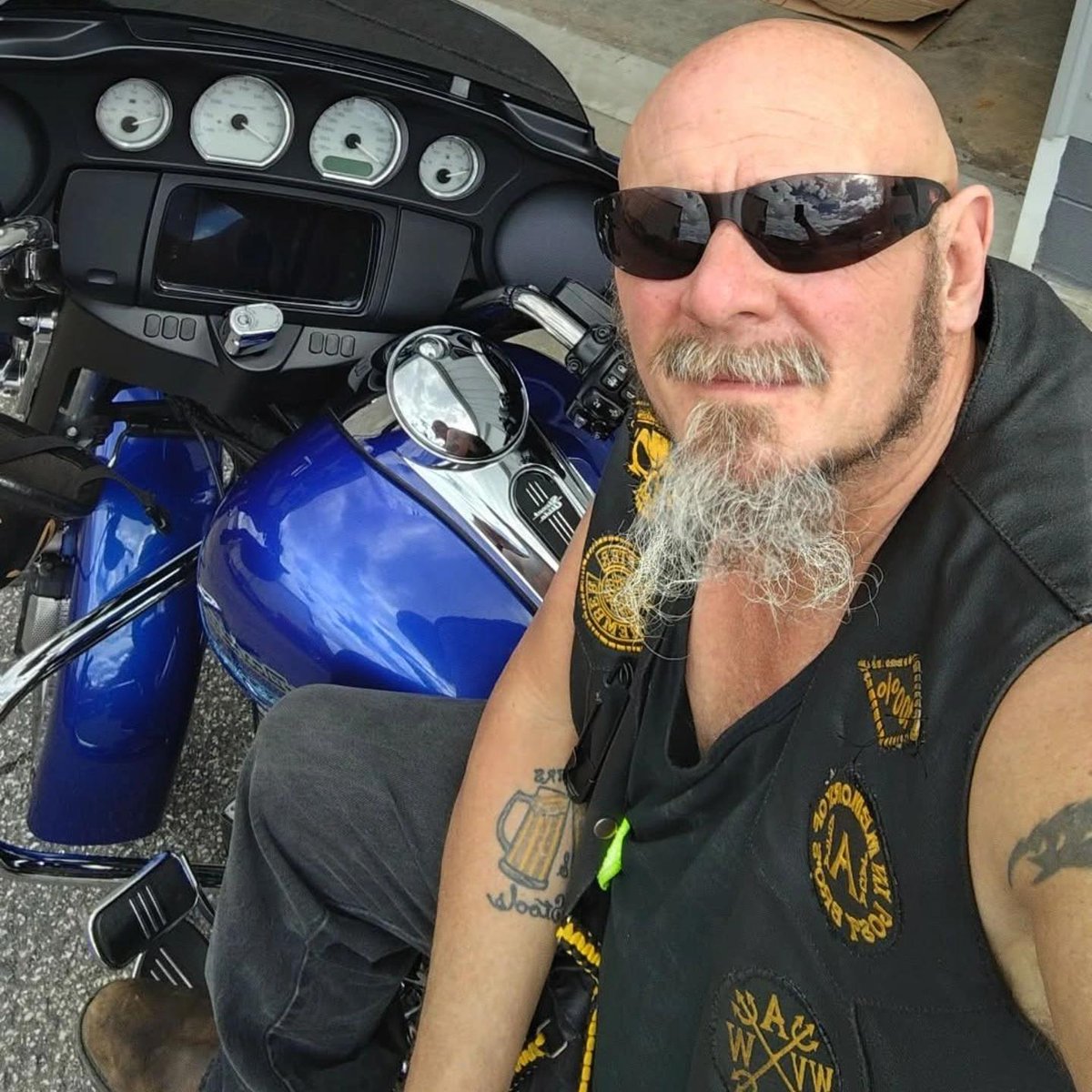 YNoghtmare81496's tweet image. #redneck #countryboy #camo #leather #BIKERS #harleydavidson #gangster #smoker #mansmells #manstink #smellyarmpits #stink #sweatyarmpits #blucollar #smellyfeet #smoker #beardedmen #dirtyjeans