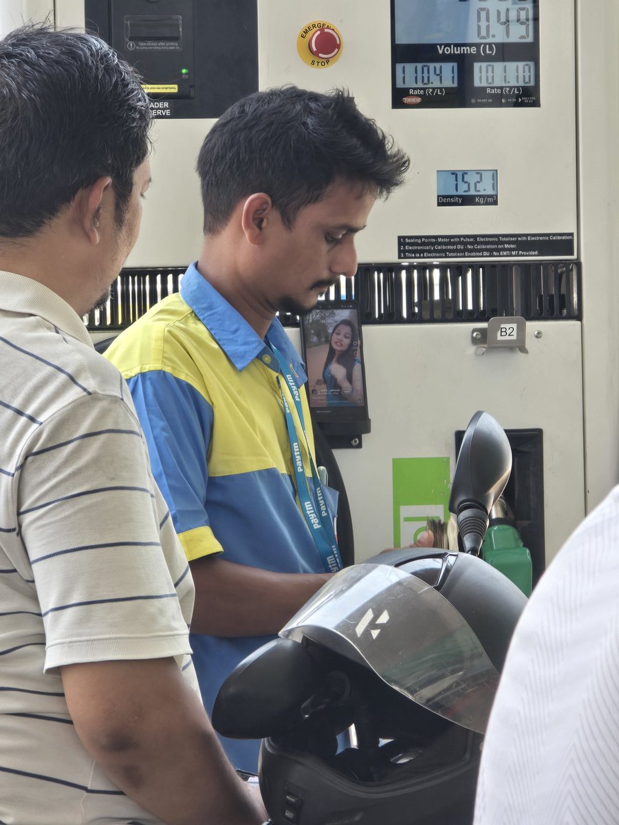 Kunal_Tweeets's tweet photo. Serious safety violations observed at a Bharat Petroleum Corporation Limited fuel station.
⚠️ Decantation being carried out while customers are actively filling petrol — highly dangerous and against safety norms.
⚠️ Staff using mobile phones (watching videos) near fuel dispensers https://t.co/fqSJLwu4Au