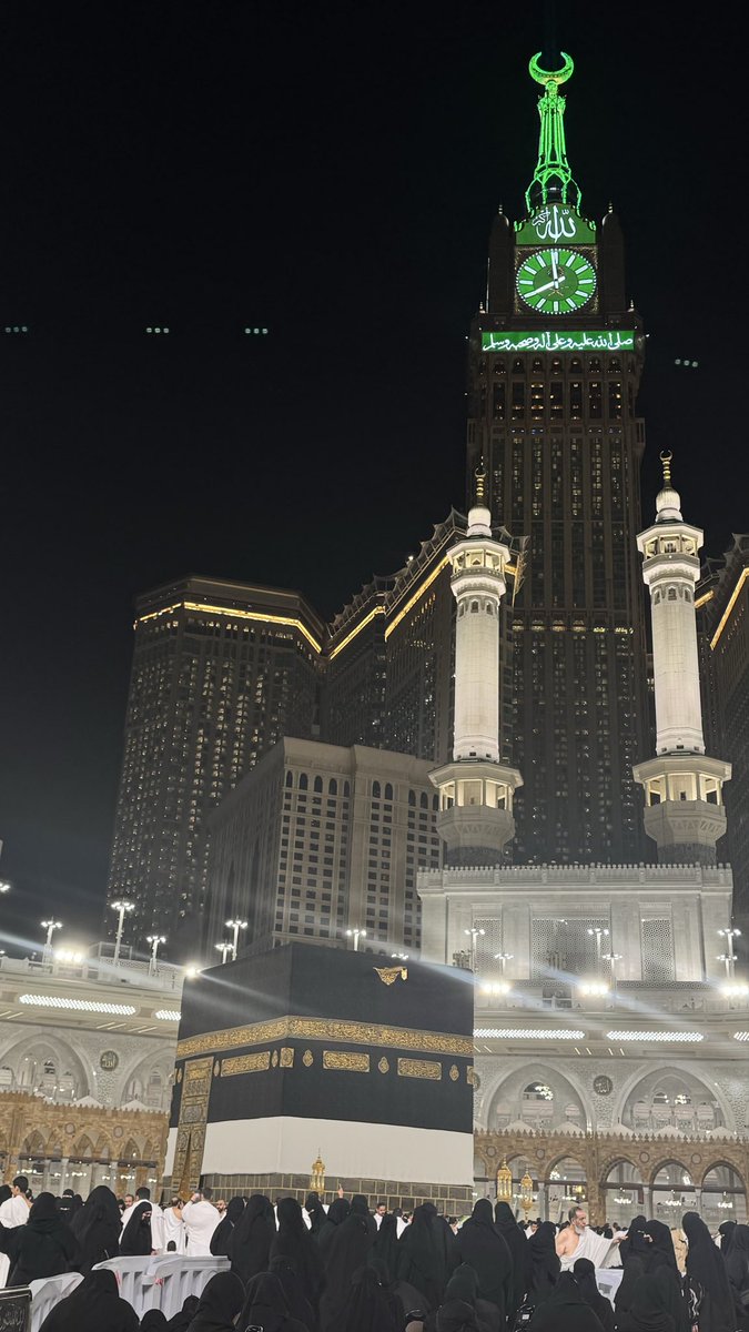 #فجريات

حرمٌ
وبيتُ اللهِ ظلٌ وارفٌ
والصدرُ في سعةٍ
بخيرِ مكانِ

الأمنُ بادٍ
في اتكاءةِ عابدٍ
والصوتُ
نفحُ سكينةٍ وأمانِ! 

الحمدلله ، لقد جعلها ربي حقا 🌿