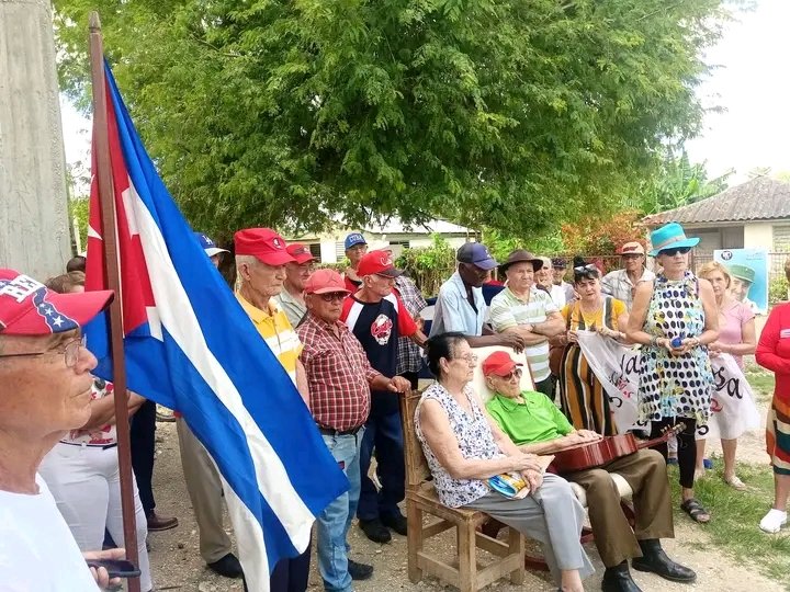 Se le rinde homenaje en #Baguanos al combatiente Miguel de la Cruz Serra por su participación en Playa Girón. #DefendiendoCuba