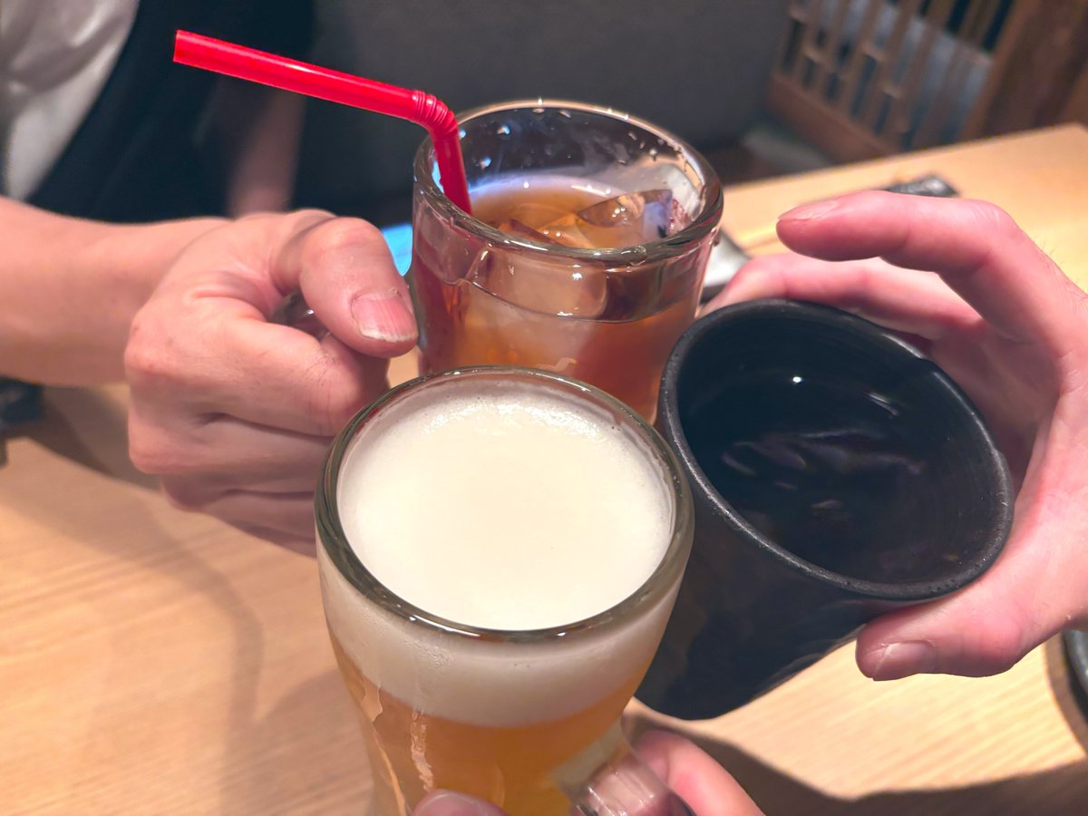 airscratch's tweet photo. 昨夜は10年ぶり!? 弦楽器隊3人で🍻
みんな何年たってもキャラは変わって無さすぎて安心したわ😂

ってことでぼちぼち名曲たちをリメイクして復活かな…まずはあの曲から!! https://t.co/nu0ryBubkB