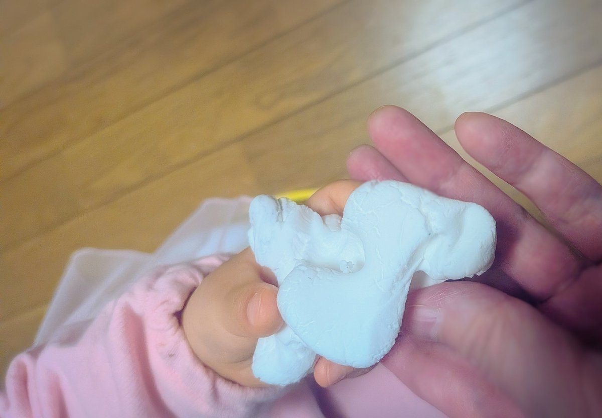 【ベビーシッター🍼】
今日は2歳の女の子が家にきてます🏠

粘土遊びしたんだけど
芸術作品が出来たᐠ( ᐛ )ᐟ

粘土遊びは手指の発達にも良く
創造性を養うのにピッタリ✨

まだ うまく力加減が出来てないけど少しずつ出来るよーになるね(*´ ˘ `*)

生まれてすぐから預かってる子で成長が楽しみ💕