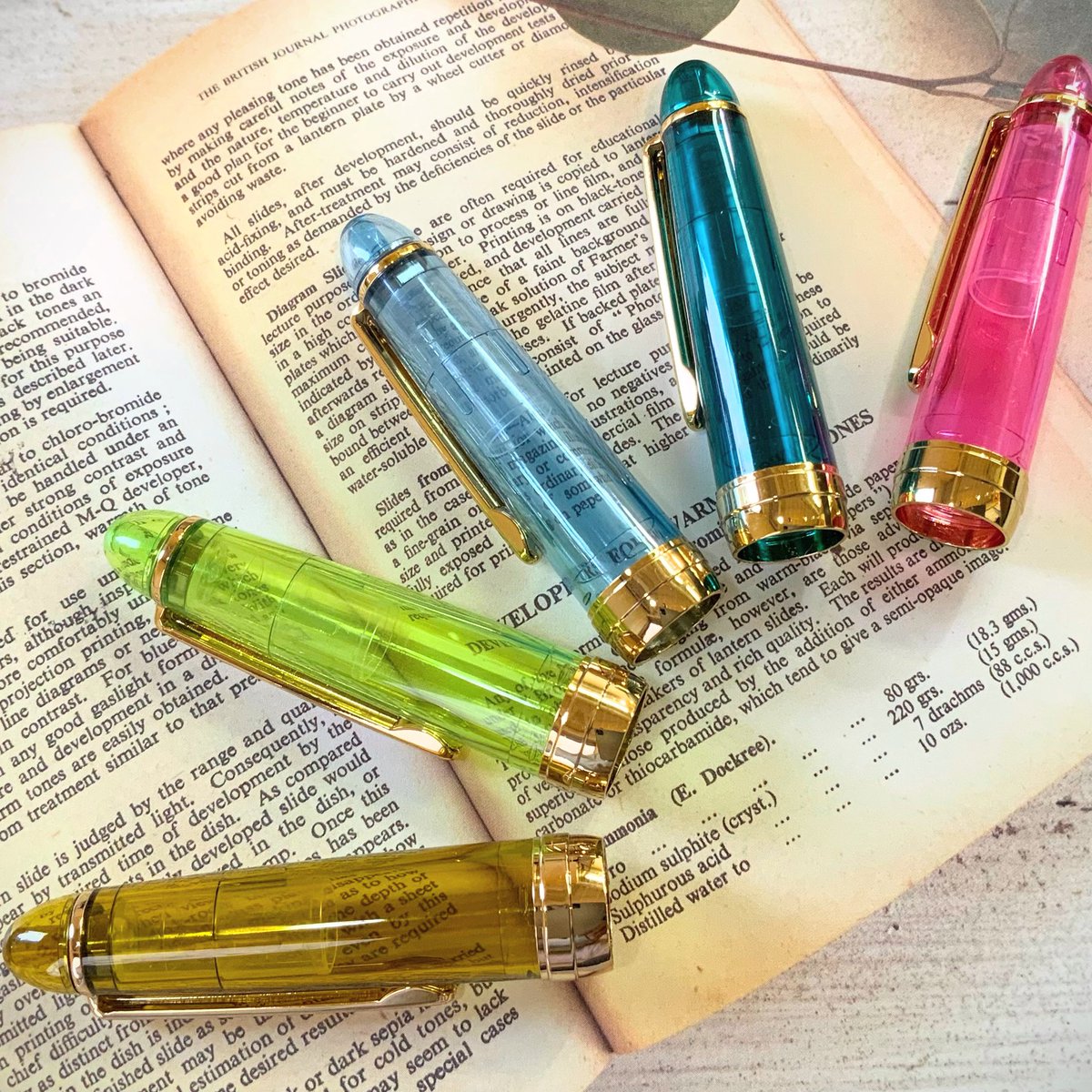 ⳹お好きな組み合わせで⳼
Fonte ガラスペン&amp;キャップ

ペン先は透明、ピンク、アメジストの3色から選べます。
そしてキャップも絶妙なカラーバリエーション！

じっくり悩んで、お気に入りの一本をどうぞ😊

ᝰ✍︎꙳⋆

本日4/19(日)は、11-19時まで営業です。
皆さまのご来店をお待ちしております🤗