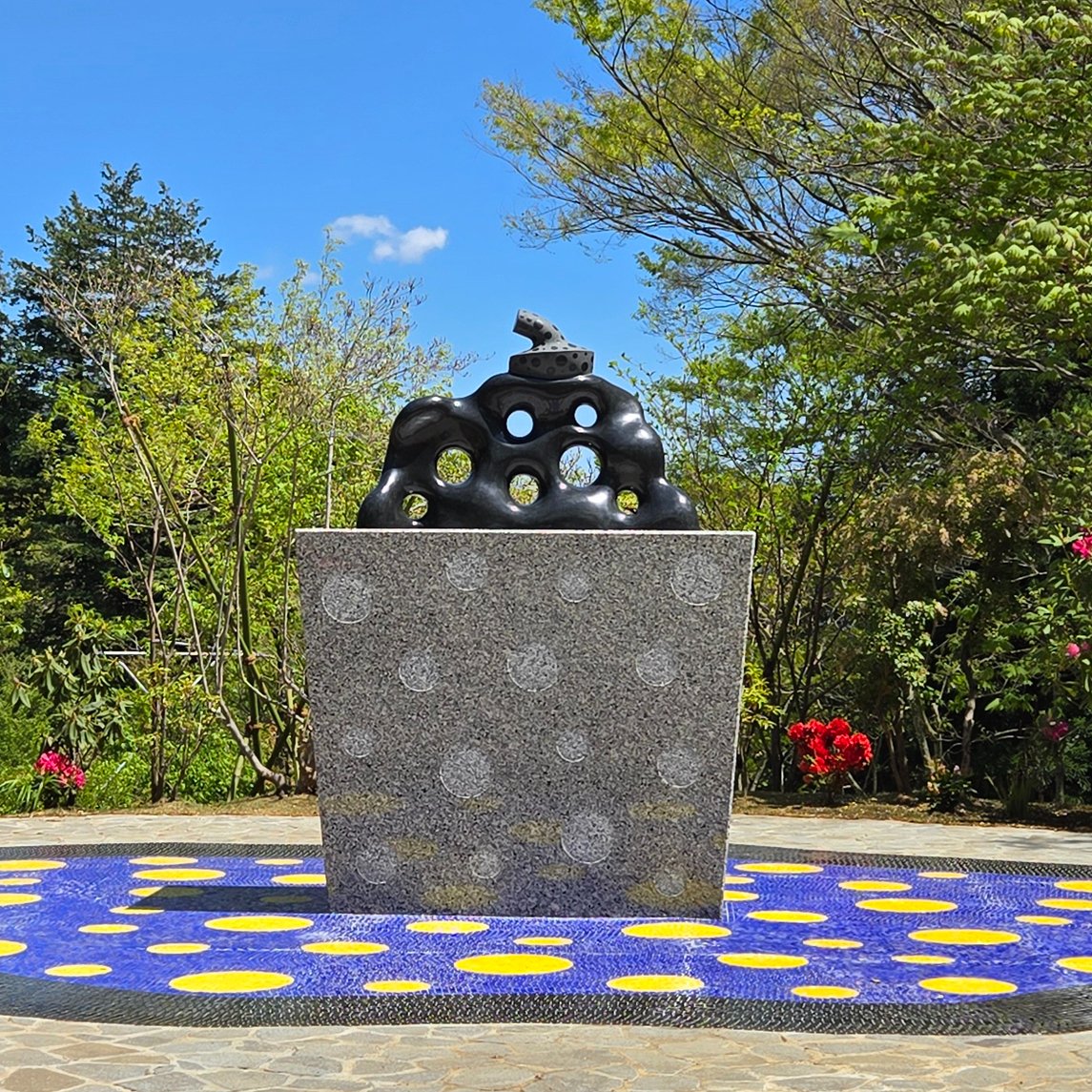 hakone_museum's tweet photo. -丸の内から箱根へ-
4月19日（日）より公開！
彫刻の森美術館に草間彌生《われは南瓜》（2013）を新収蔵。丸の内ストリートギャラリーで展示されていた、数少ない石彫作品。
展示エリアをモザイクタイルで作品を活かした空間として一新。新たな空間をぜひ体感ください。
https://t.co/XmUuMI34Up https://t.co/VQJ5I7gOjS
