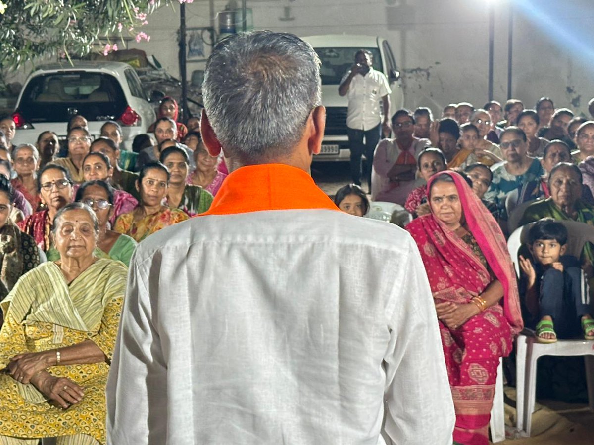 Rameshvtilara's tweet photo. સંગઠન એ જ આપણી શક્તિ છે. વોર્ડ નં. ૧૩ માં પૂર્વ કોર્પોરેટર શ્રીમતી જયાબેન હરિભાઈ ડાંગરના નિવાસસ્થાને આયોજિત બુથ મિટિંગમાં ઉપસ્થિત રહી કાર્યકર્તા મિત્રોને માર્ગદર્શન આપ્યું. આગામી સમયમાં સંગઠનને વધુ મજબૂત બનાવી દરેક બુથ પર જીત મેળવવા માટેની વ્યૂહરચના અંગે વિગતવાર ચર્ચા કરી. https://t.co/WUJ2f9akzc