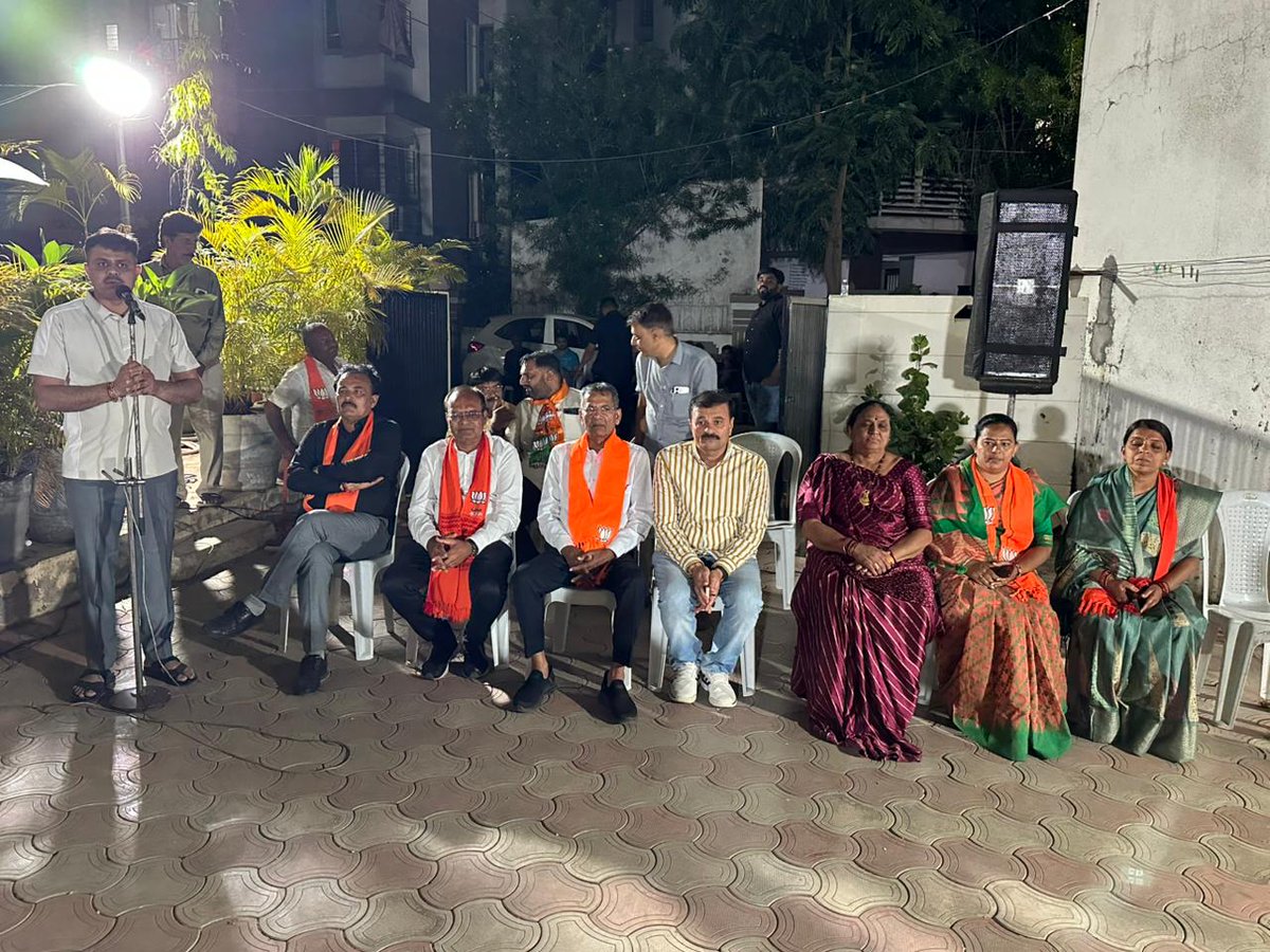 Rameshvtilara's tweet photo. સંગઠન એ જ આપણી શક્તિ છે. વોર્ડ નં. ૧૩ માં પૂર્વ કોર્પોરેટર શ્રીમતી જયાબેન હરિભાઈ ડાંગરના નિવાસસ્થાને આયોજિત બુથ મિટિંગમાં ઉપસ્થિત રહી કાર્યકર્તા મિત્રોને માર્ગદર્શન આપ્યું. આગામી સમયમાં સંગઠનને વધુ મજબૂત બનાવી દરેક બુથ પર જીત મેળવવા માટેની વ્યૂહરચના અંગે વિગતવાર ચર્ચા કરી. https://t.co/WUJ2f9akzc