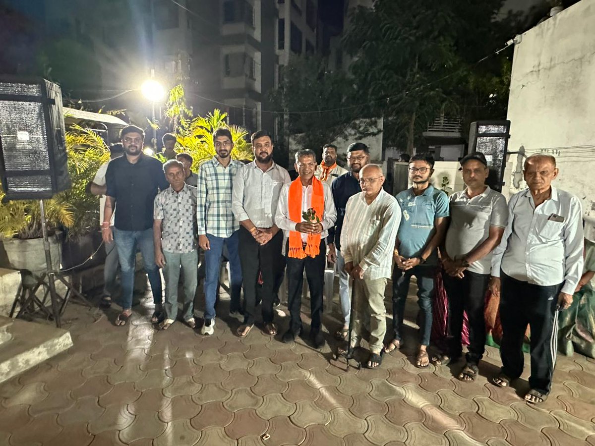 Rameshvtilara's tweet photo. સંગઠન એ જ આપણી શક્તિ છે. વોર્ડ નં. ૧૩ માં પૂર્વ કોર્પોરેટર શ્રીમતી જયાબેન હરિભાઈ ડાંગરના નિવાસસ્થાને આયોજિત બુથ મિટિંગમાં ઉપસ્થિત રહી કાર્યકર્તા મિત્રોને માર્ગદર્શન આપ્યું. આગામી સમયમાં સંગઠનને વધુ મજબૂત બનાવી દરેક બુથ પર જીત મેળવવા માટેની વ્યૂહરચના અંગે વિગતવાર ચર્ચા કરી. https://t.co/WUJ2f9akzc
