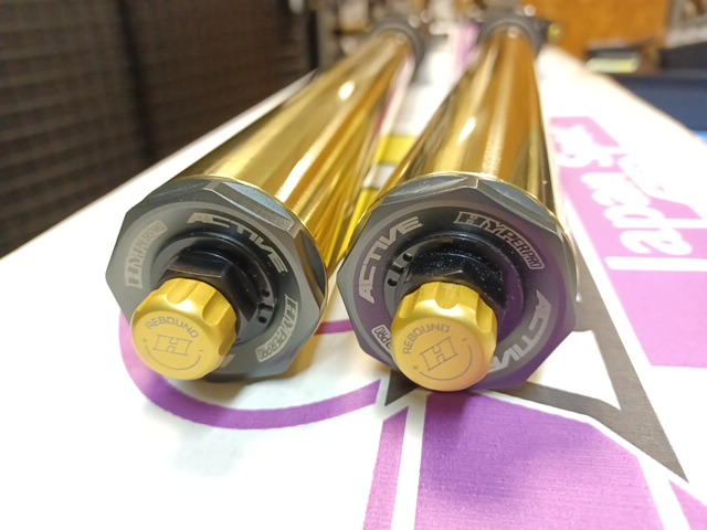 piwasaki_m's tweet image. 現在ヤフオクに長期在庫品だった
CB1300SF(03-16)/CB1300SB(05-16) 用の
ハイパープロのAH1フロントフォーク43φ
(アクティブ品番：AH1GBT03-1.2) を出品してます。
古い製品なので超特価スタートです！
auctions.yahoo.co.jp/jp/auction/s12…
※ヤフオクでのみ販売となります。
#CB1300SF #CB1300SB