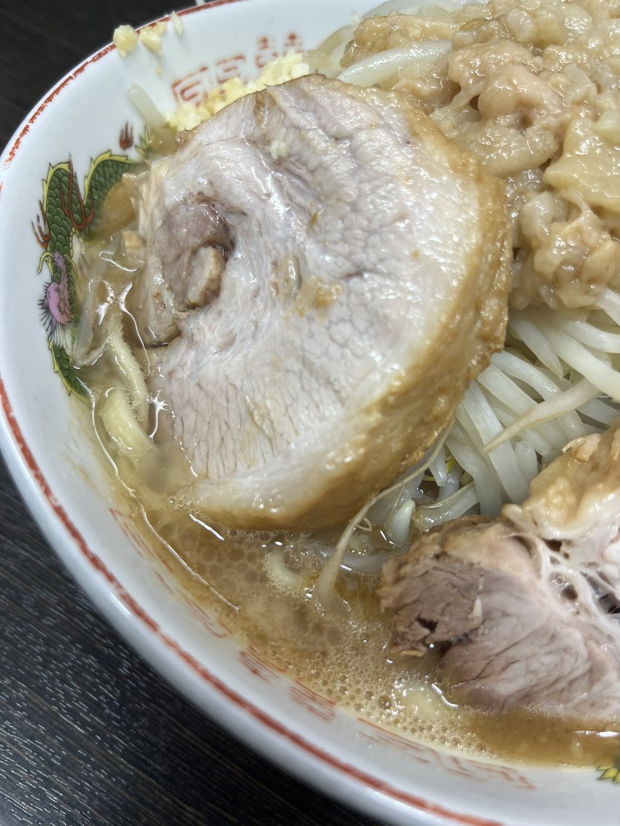 kojimbo1's tweet photo. ラーメン二郎　川越店

開店40分前からの並びで初杯をゲット

ニンニク少なめ
アブラマシマシ

噂通り、ブタが美味い、デカい
乳化ながらも塩味強くうまうま

ご馳走さまでした https://t.co/KOPkC3jEaG