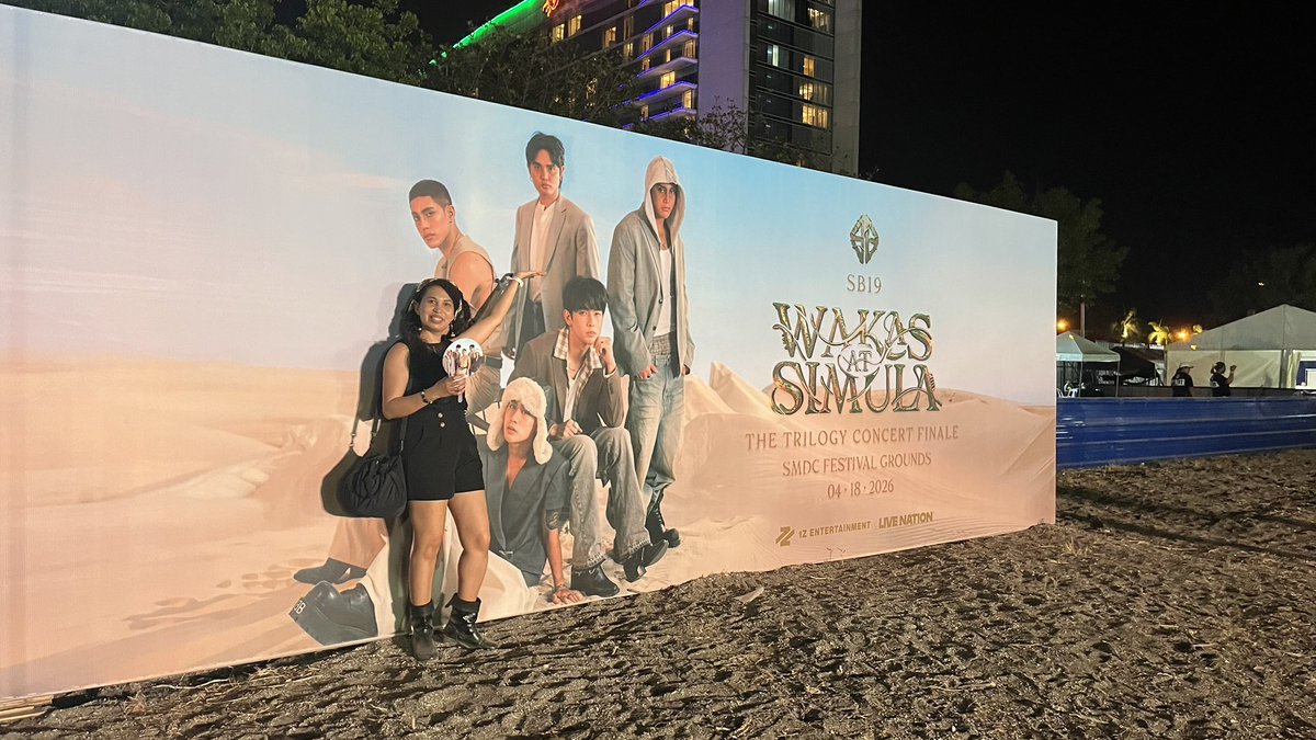 SamHerSky's tweet photo. 3 hrs travel after work, last-minute run, almost missed it but made it. 
I fought for it. Worth it  all 💫
Heaven moment ✨

Toyfriend w/ Be:First • PABLO’s sando challenge • fireworks finale 💥

SB19 WAS TRILOGY CONCERT FINALE 
@SB19Official #SB19
#WakasAtSimula #WaSTheFinale https://t.co/VlzRlsaRQy
