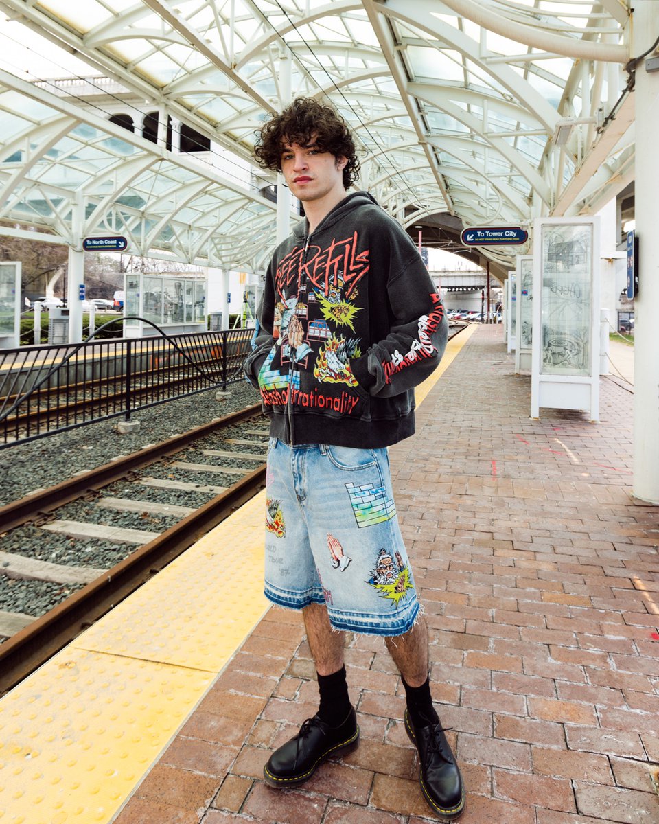ruleofnext's tweet photo. FREE reFILLS — Floyd on the platform. World Tour hoodie. Graphic jorts. Sacred imagery worn raw. A service to the underground. No refill limit.

Read the drop → https://t.co/lQjjgYYwWV

#ruleofnext #freerefills #undergroundstreetwear https://t.co/SjAcI26ckh