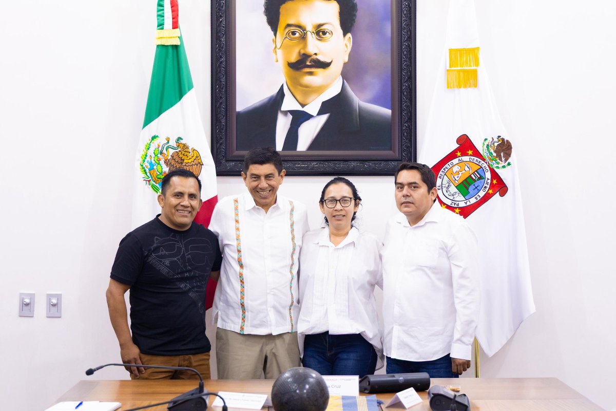 salomonj's tweet photo. Sumando esfuerzos impulsamos el béisbol en el #Istmo. ⚾️

Sostuvimos una reunión de trabajo con el presidente municipal de Asunción #Ixtaltepec, Oswaldo Chiñas Cruz, y el equipo del Instituto del Deporte del Estado de Oaxaca para fortalecer el desarrollo del béisbol en el municipio y en toda la región.

Así abrimos más oportunidades para el talento deportivo en el Istmo. 🙌🏼