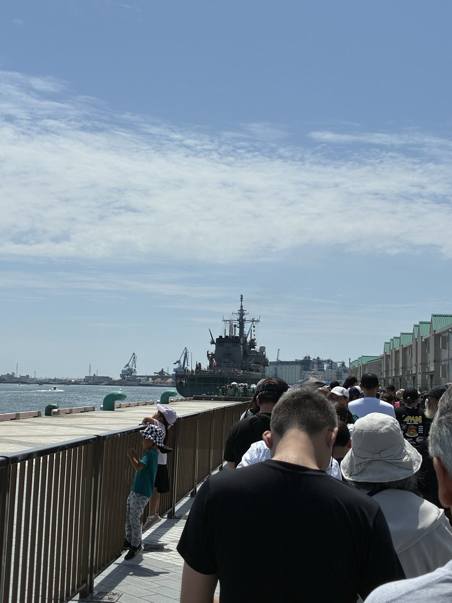 si2c1845's tweet photo. 清水港日の出埠頭
潜水艦、潜水艦救難艦の見学のために並んでいます。午前の部受付には間に合わず午後の部になります。 https://t.co/YmBm4ETMOs