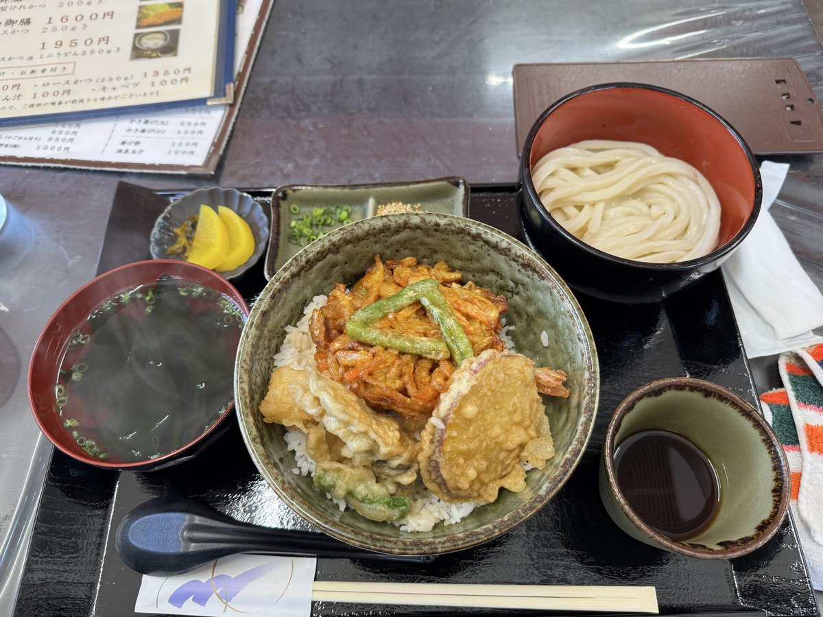 hitkunboy's tweet photo. 天丼セット1350円 https://t.co/NvoDZscTTc