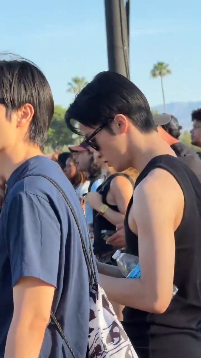black tank top, black shades, black hair, pants on… BRO is really living his post-resignation life by watching JB at Coachella🤟🏻🤟🏻🤟🏻🤟🏻 ENJOY MARK LEE