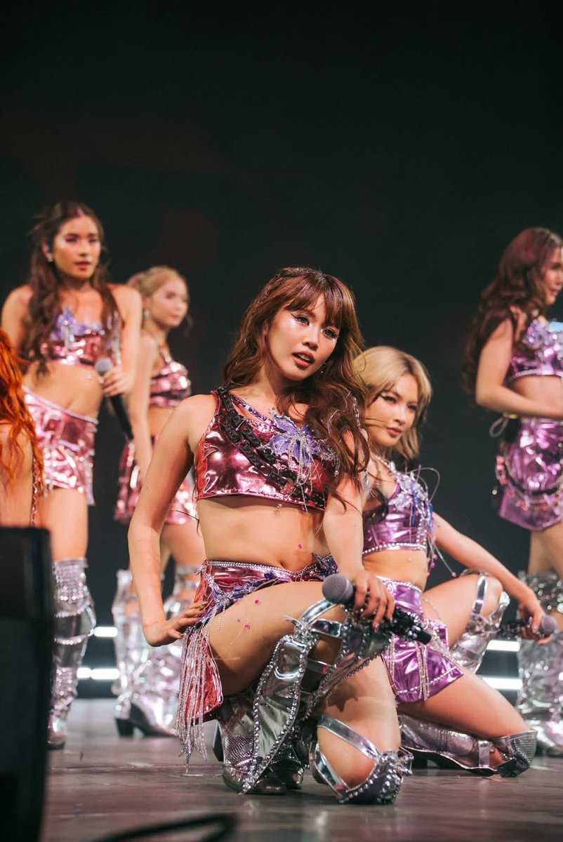 bikiniloi's tweet photo. my popstar maloi 🥰 https://t.co/oiW54DoFIT