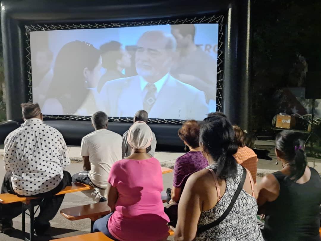 Roilancu1's tweet photo. Se proyecta ahora la Película "Nora" en el barrio en transformación "El Fanguito", #PlazadelaRevolución. 
Gracias al #ICAIC por tanto. 
#PlazaEnElCorazón 
#LaCulturaEsLaPatria 
#CubaEstáFirme https://t.co/XkZjzuvmMe