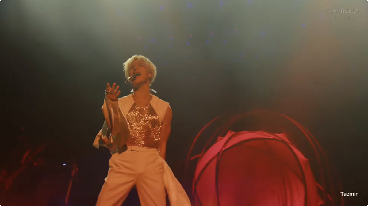 วีคนี้ก้สูทขาวแต่เสื้อข้างในเปนครอปกลิ้ตเต้อวิ้งวับเมนเท่อพี่ลูกแตมมากอิดอกกกก เหนวิบวับก่อนเหนหน้าอีก55555555555555

#TAEMCHELLA
#TAEMIN_COACHELLA