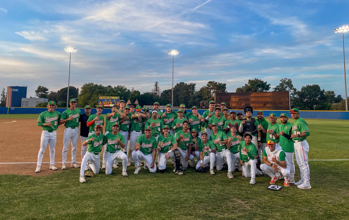 HawaiiBaseball's tweet image. Win Pic No. 1️⃣9️⃣

#GoBows
