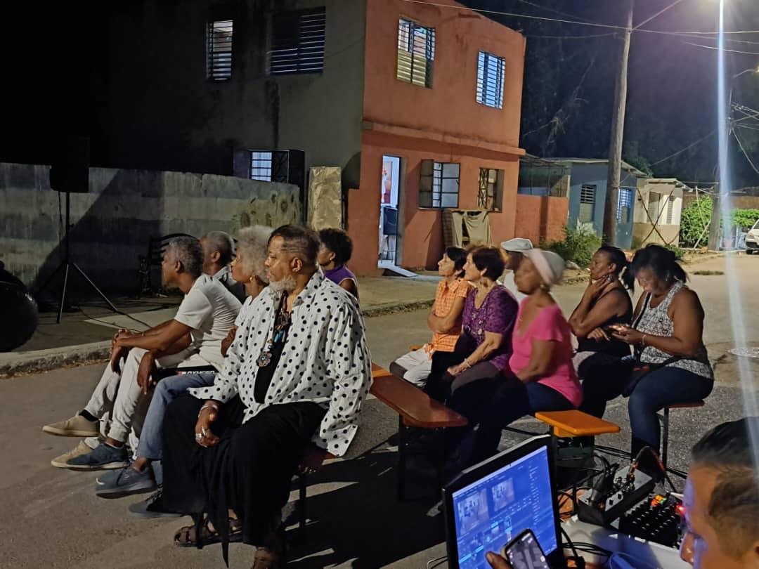 Roilancu1's tweet photo. Se proyecta ahora la Película "Nora" en el barrio en transformación "El Fanguito", #PlazadelaRevolución. 
Gracias al #ICAIC por tanto. 
#PlazaEnElCorazón 
#LaCulturaEsLaPatria 
#CubaEstáFirme https://t.co/XkZjzuvmMe