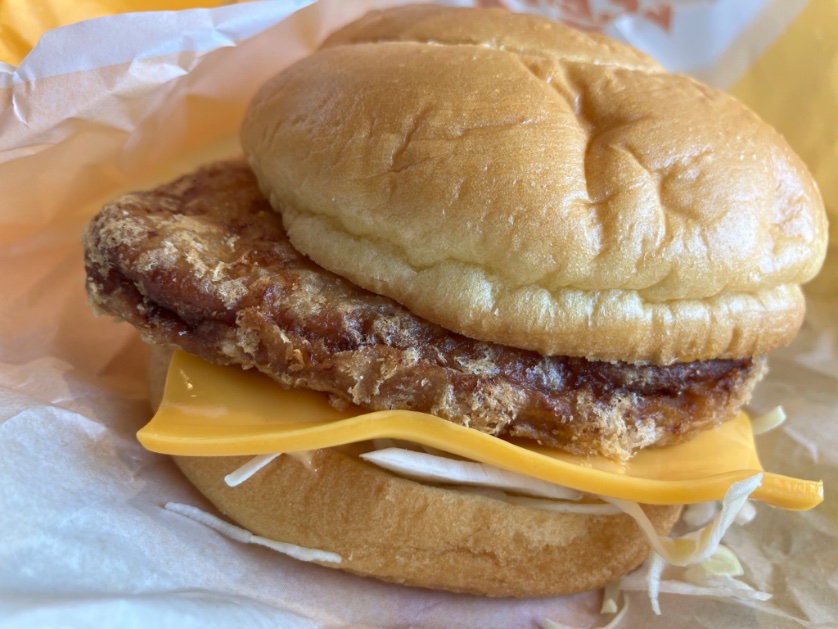 とりあえずチーズチキンタツタ食べた。