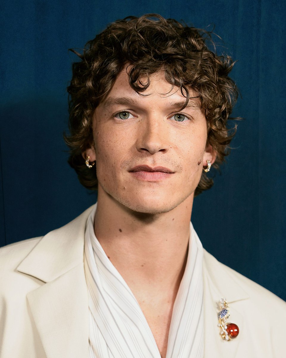 Muy agradecida con esta foto que subieron los de Tiffany &amp; Co, porque la calidad es tan buena que me deja apreciar cada pequita que tiene Connor en la cara. Por favor, lo que es esta face card