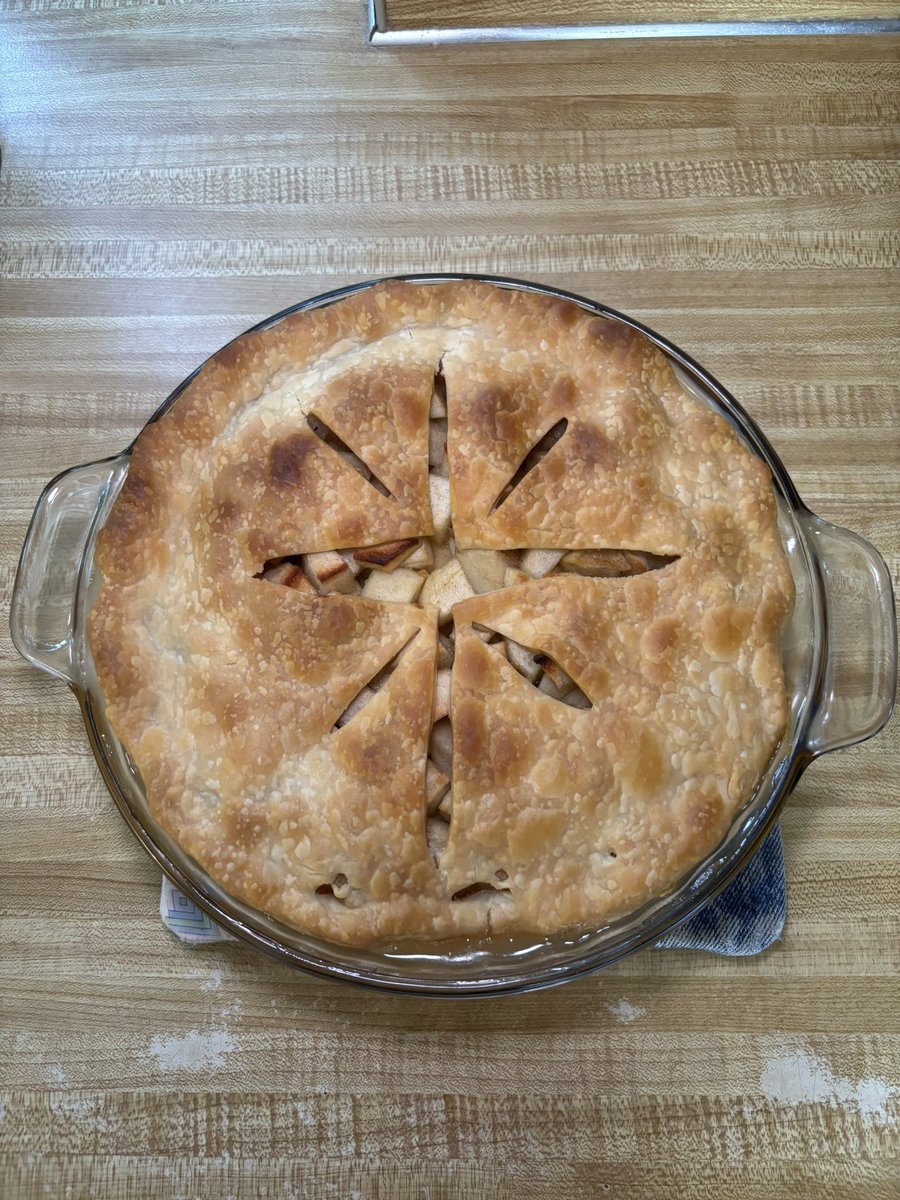 KNSage's tweet image. Sometimes the pie you decide to make on a random Saturday turns out to be the best one 🍏 #baking #pie #applepie #sogood #smellsamazing