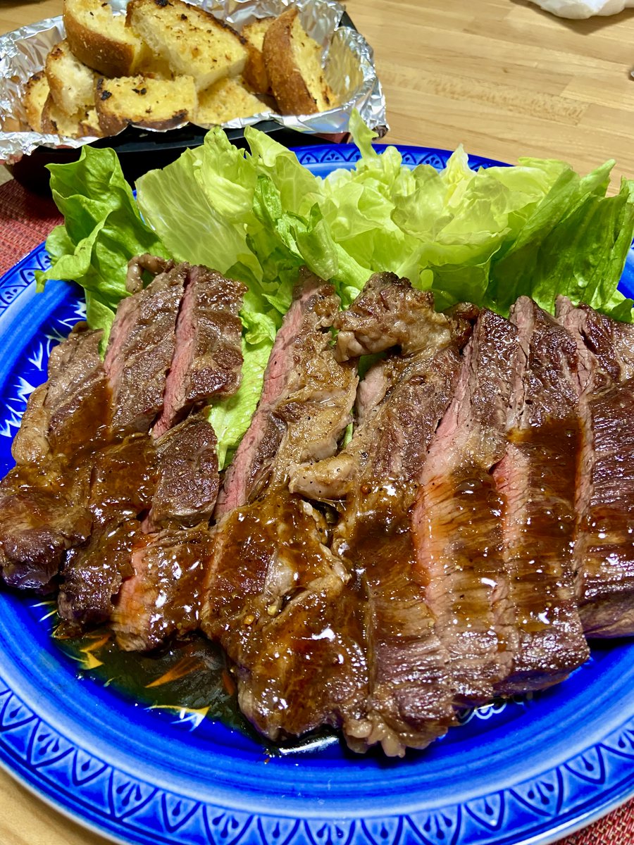 ren_nashigo745's tweet photo. TLのアメリカ人に触発されて昼から1ポンドステーキを焼いてしまったんですが焼き加減はどうでしょうか？ https://t.co/ne2AAEwiYS