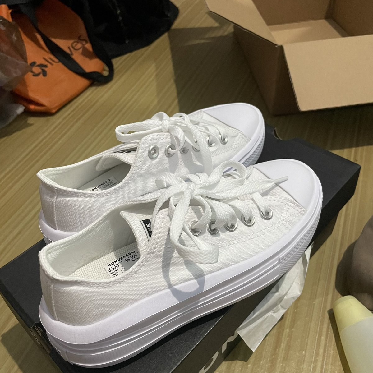 baeklinnah's tweet image. wts converse chuck taylor all star move platform size 36 atau 22,5cm. dijual karena salah pilih size😭. ini baru bgt ku buka guys. 350k aja. bisa shopee no admin yaww

#wts #sepatu #converse