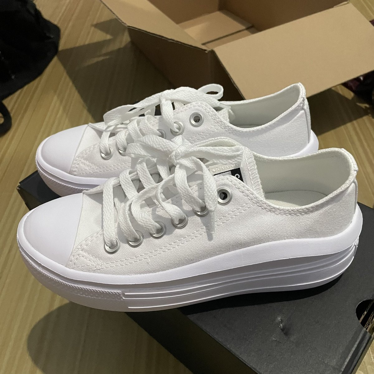 baeklinnah's tweet image. wts converse chuck taylor all star move platform size 36 atau 22,5cm. dijual karena salah pilih size😭. ini baru bgt ku buka guys. 350k aja. bisa shopee no admin yaww

#wts #sepatu #converse