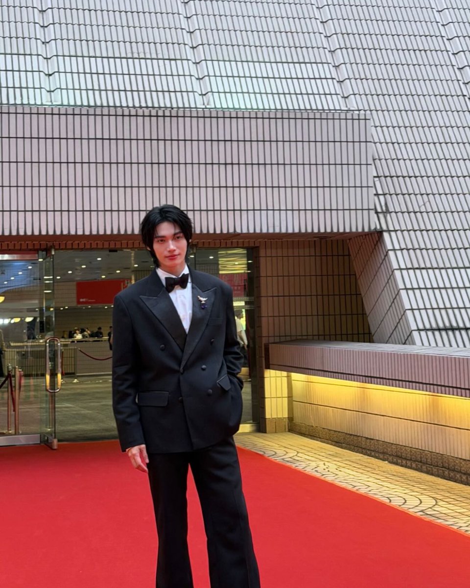 RachelmyMetawin's tweet photo. WIN ASIAN VISIONARY AMBASSADOR
#winmetawin @winmetawin
#HKIFF50xWin
#HKIFF50
#CSTB #CCIDAHK
Cr : prestigeth _ update
( ig )
Not your usual black tie, this one came with colour. Win Metawin recently brought a sharper edge to the Hong Kong International Film Festival red carpet, stepping out in Tiffany and Co with a look that felt classic, then a touch more considered. He finished it with the Bird on a Rock brooch in yellow gold and platinum, set with a vivid tanzanite, which instantly lifted the clean black and white suit