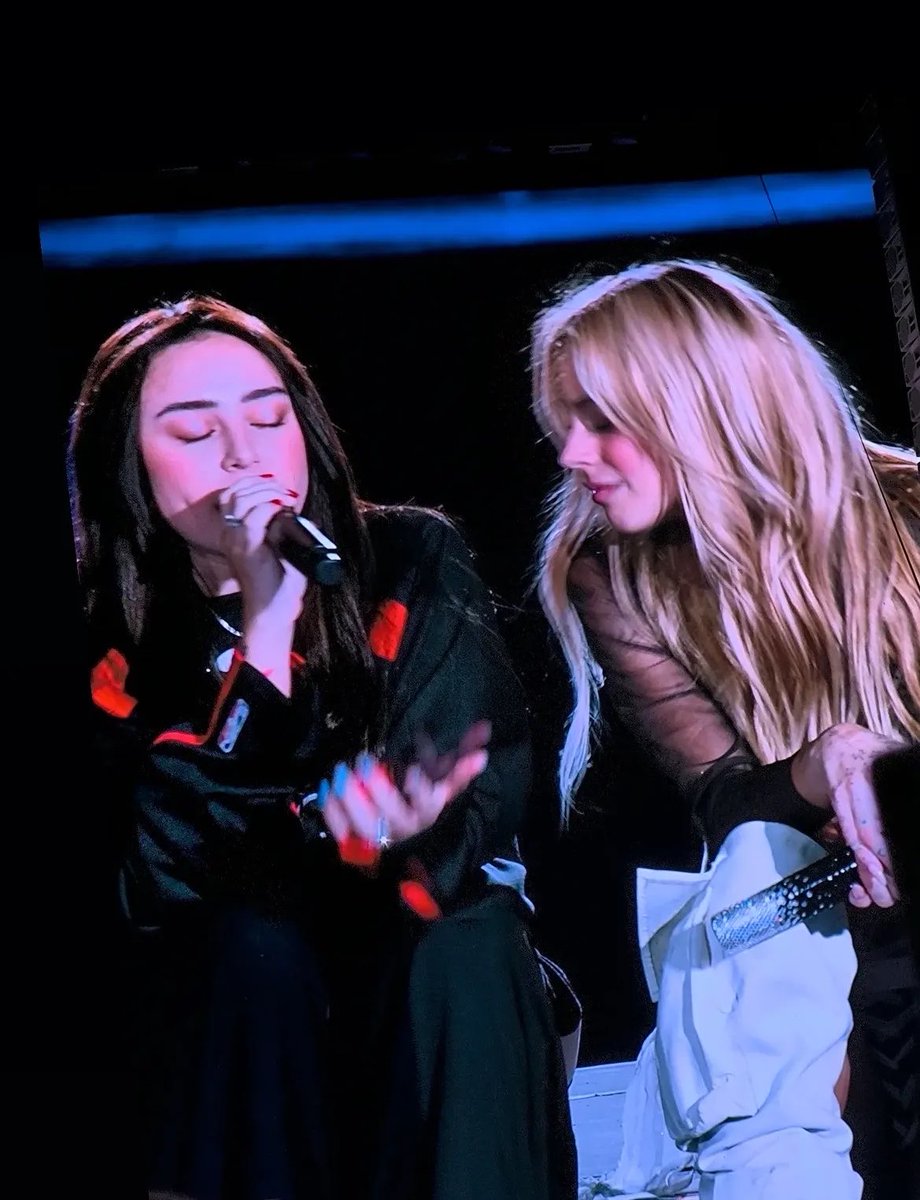 Nicki Nicole Estando presente En el concierto de Tini en el estadio Newell’s old boys ❤️