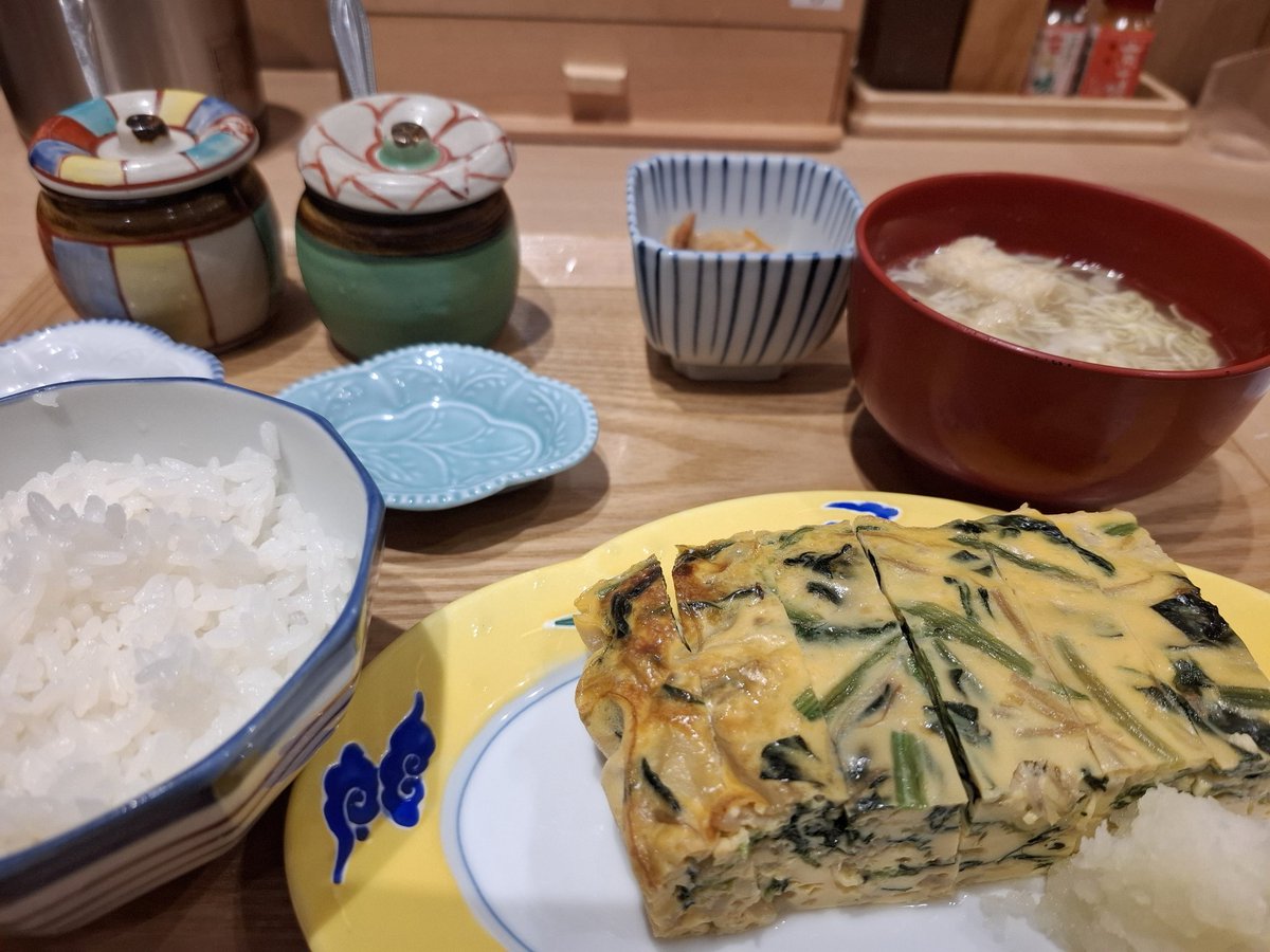 所用で久しぶりに東京へ
福岡空港で朝ごはん
味噌汁の具がキャベツの千切りてあんまりじゃあないか、と思たら鶏スープだった
羽田着いて時間つぶしにDなんたらDとかいう女子に人気の店でシナモンロールを食したがクリームが脳天突き刺すかと思うほど甘かった😣世の女子はこういうの好きなんか…