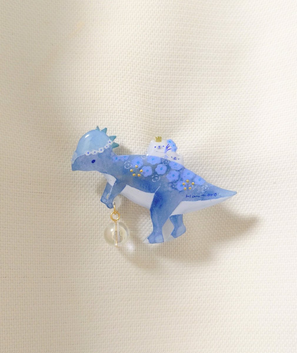 yui_mugendai's tweet photo. 昨日、capira(@capira_handmade)さんで開催中のHal(@1124skyHal)さんの個展に行ってきてお迎えしたブローチ🦖
春の個展に行くのは初めてだったんだけど恐竜可愛いねぇ🥰 https://t.co/WpHYTVX63x