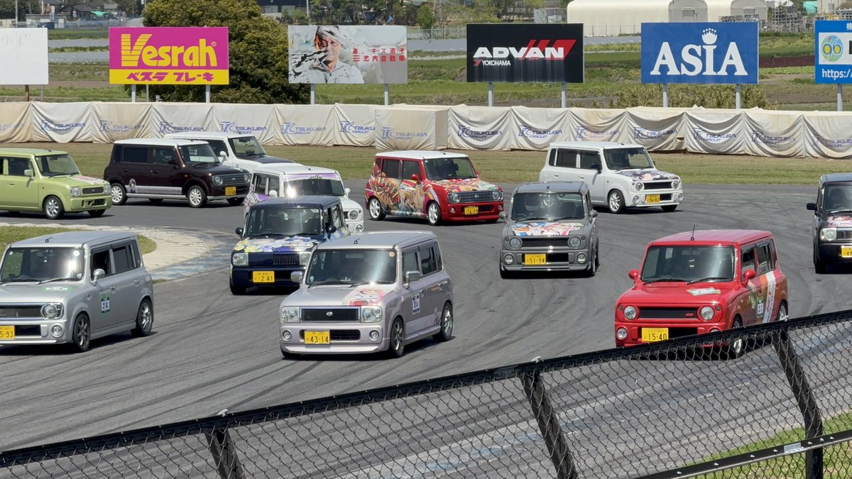 中々こんなラパンだらけのサーキット見る事ないよ？笑

 #RSY痛車走行会