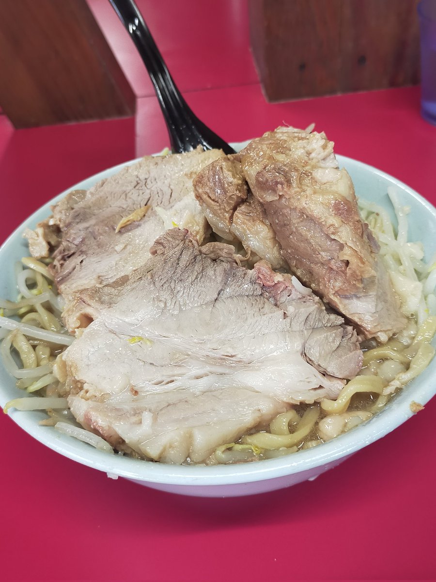 matukaze001's tweet photo. ラーメン二郎新潟店
ﾗ-ﾒﾝ小 豚+1 ﾔｻｲ ｱﾌﾞﾗ

近くに用事があり
久しぶりに新潟二郎へ

麺量減らすの忘れて
久しぶりに麺量300ｇ

そして
新潟二郎の圧倒的な
デカい神豚でテンション上がる♪

がしかし
量が多かったw🫃💦

めちゃ美味かったけど
めちゃ腹パンなったw
大満足でゴチです！🙂‍↕️ https://t.co/DcX9yqbT1t